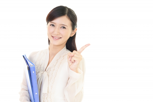指をさす女性